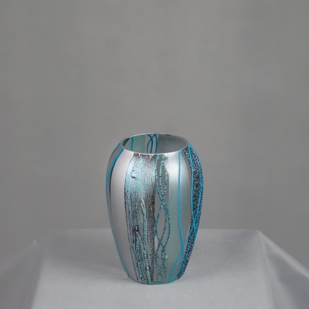 Ozdobny wazon szklany z niebieskimi zdobieniami