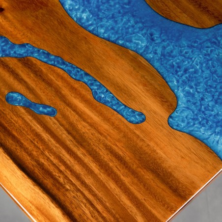 Stolik drewniany kwadratowy z niebieską żywicą