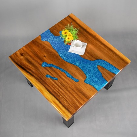 Stolik drewniany kwadratowy z niebieską żywicą