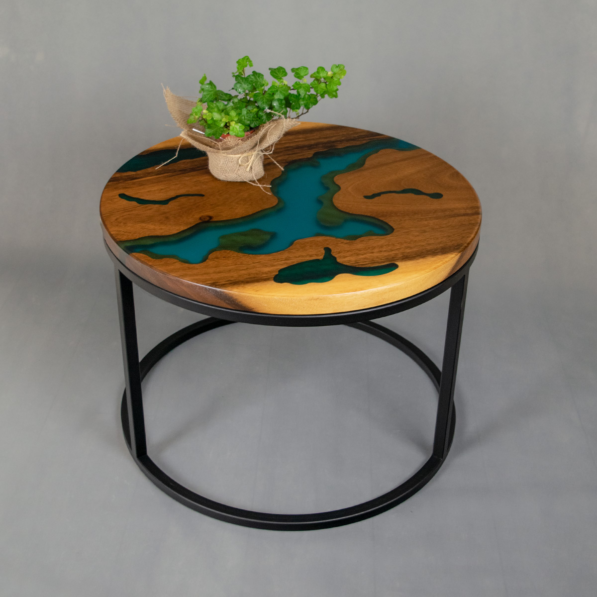 ciemny stolik kawowy z litego drewna