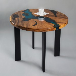 Ciemny stolik kawowy z litego drewna. Barwiony dąb a może naturalny orzech amerykański? Porozmawiajmy o kolorach drewna.